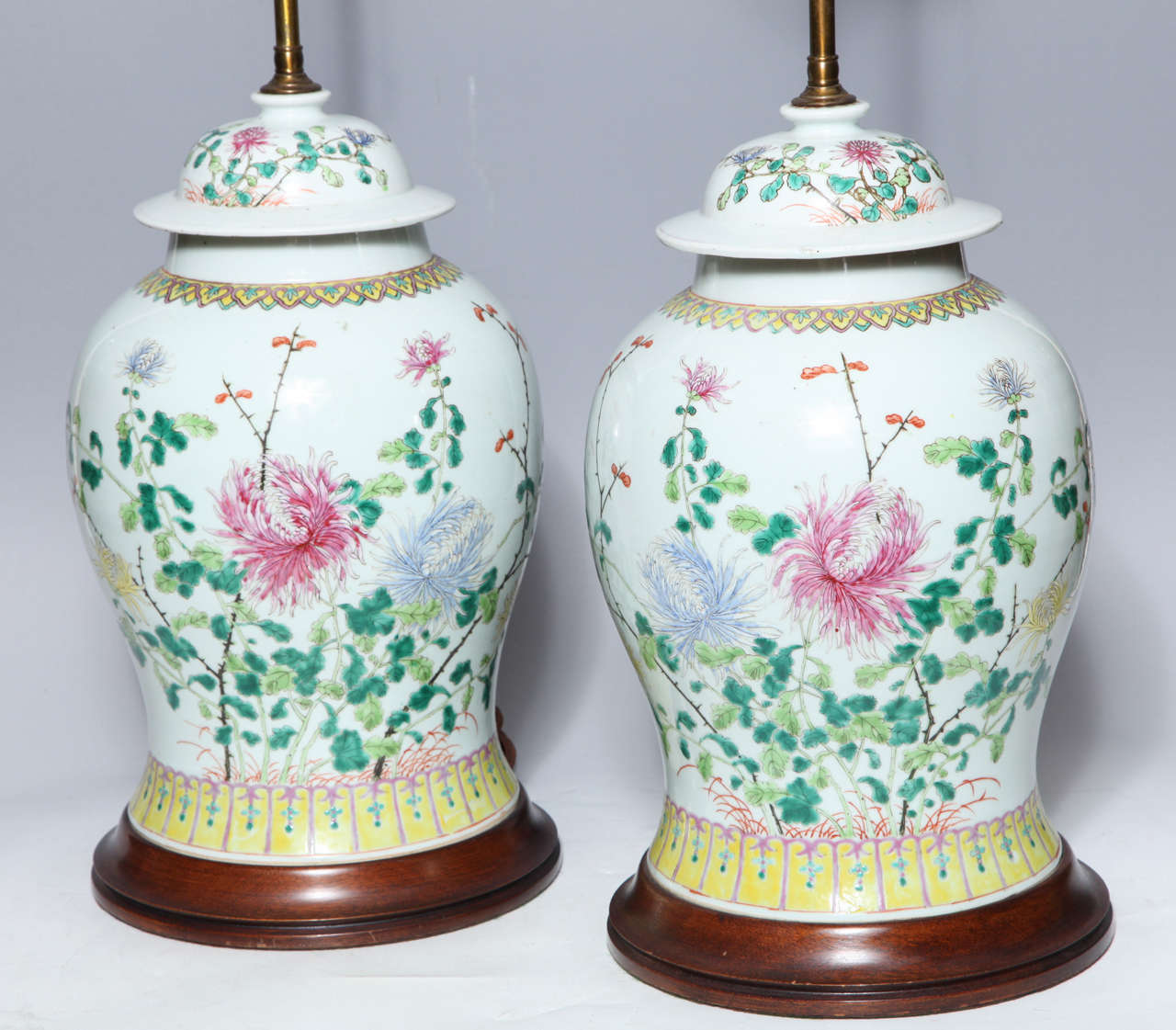 Pair of 19th Century Chinese Porcelain Ginger Jars Converted into Table Lamps In Excellent Condition For Sale In New York, NY
