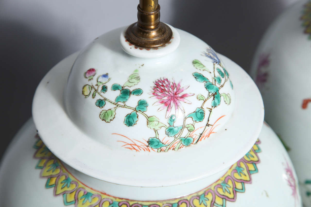 Paire de pots à gingembre en porcelaine chinoise du 19ème siècle transformés en lampes de bureau en vente 3