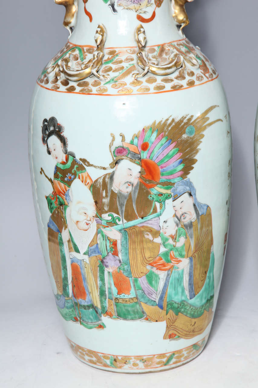 Paar chinesische Porzellanvasen mit bemalten Figuren und chinesischen Gedichten in Gold (Chinesisch) im Angebot