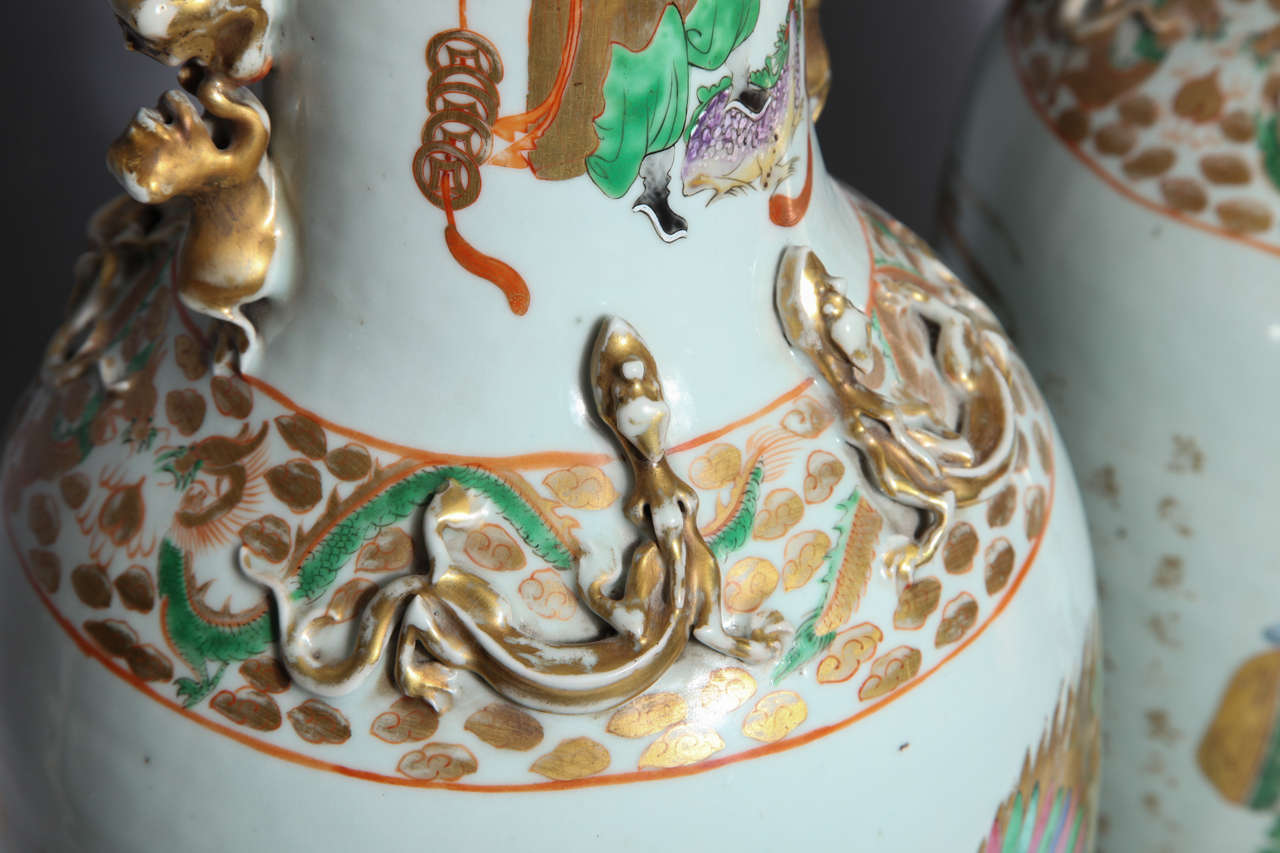 Doré Paire de vases chinois en porcelaine avec des figures peintes et des poèmes chinois en or en vente