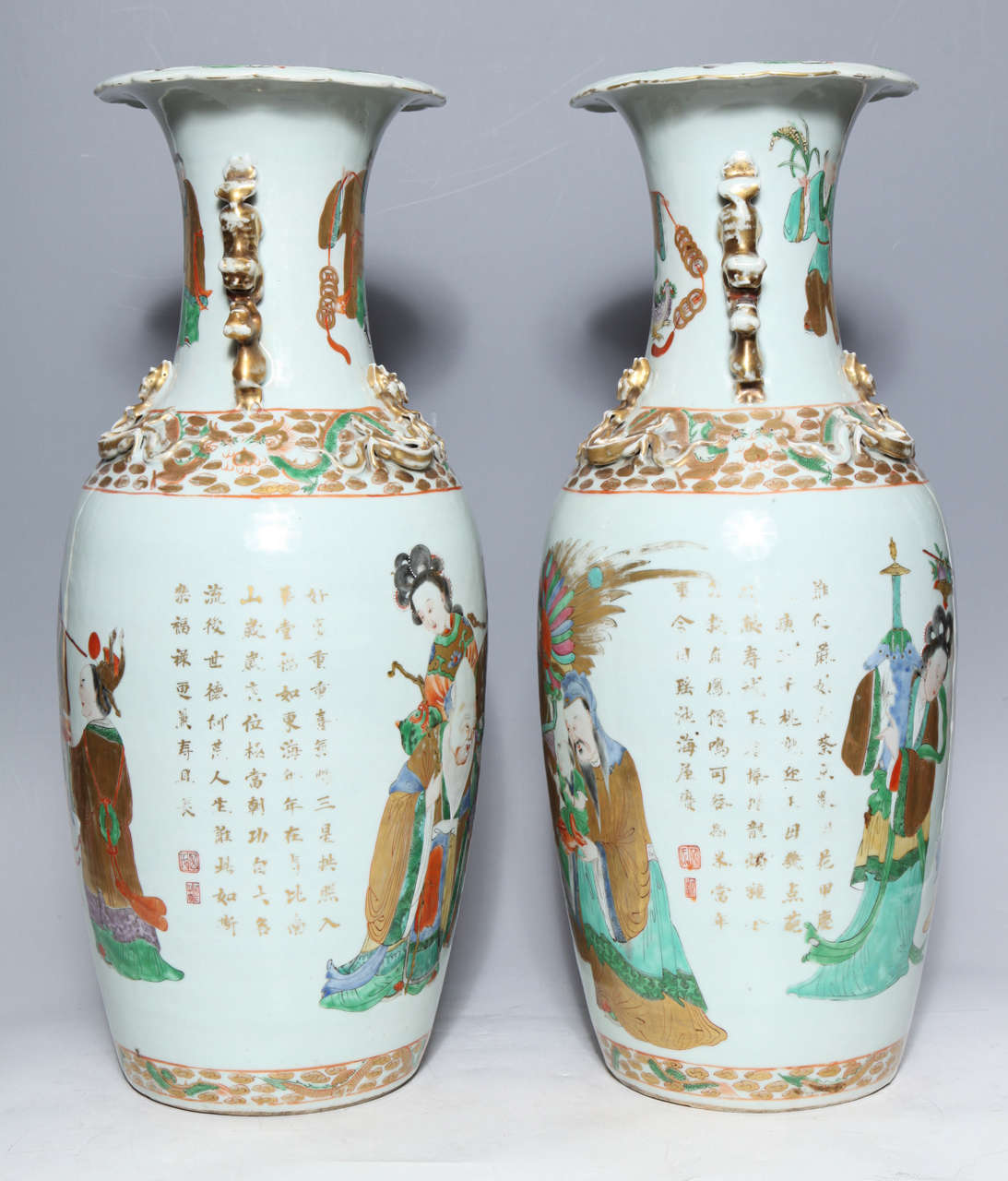Paire de vases chinois en porcelaine avec des figures peintes et des poèmes chinois en or Bon état - En vente à New York, NY