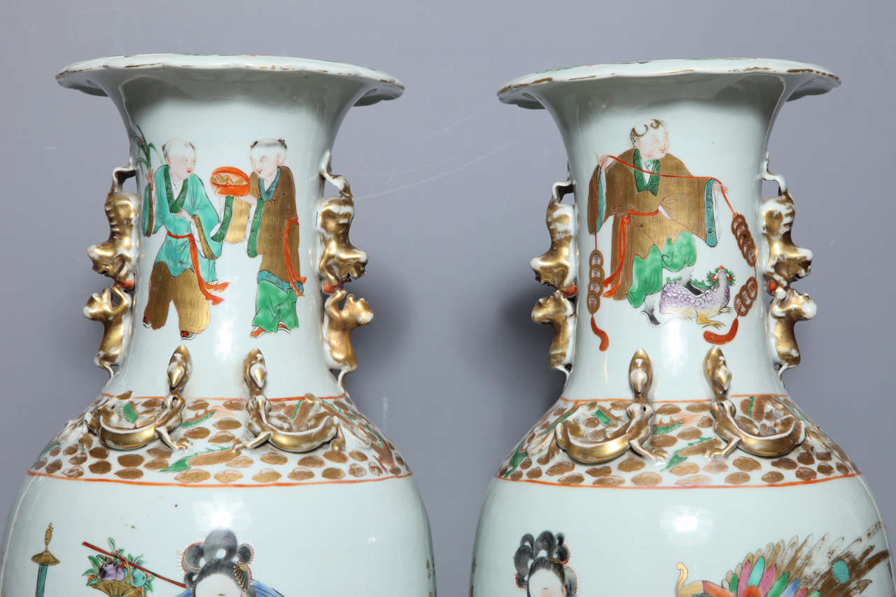 Paire de vases chinois en porcelaine avec des figures peintes et des poèmes chinois en or en vente 1