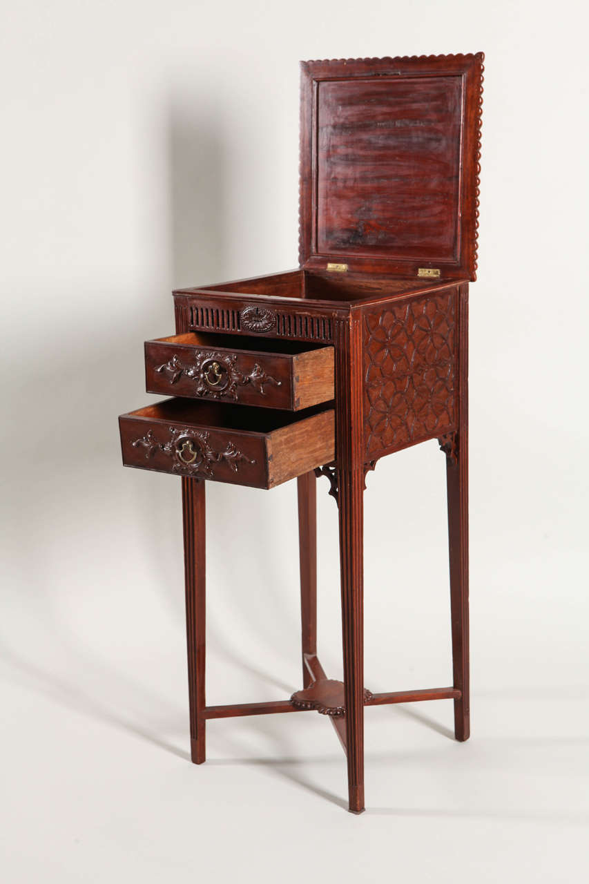 Handwerkstisch aus geschnitztem Mahagoni im George-III-Stil (George III.) im Angebot
