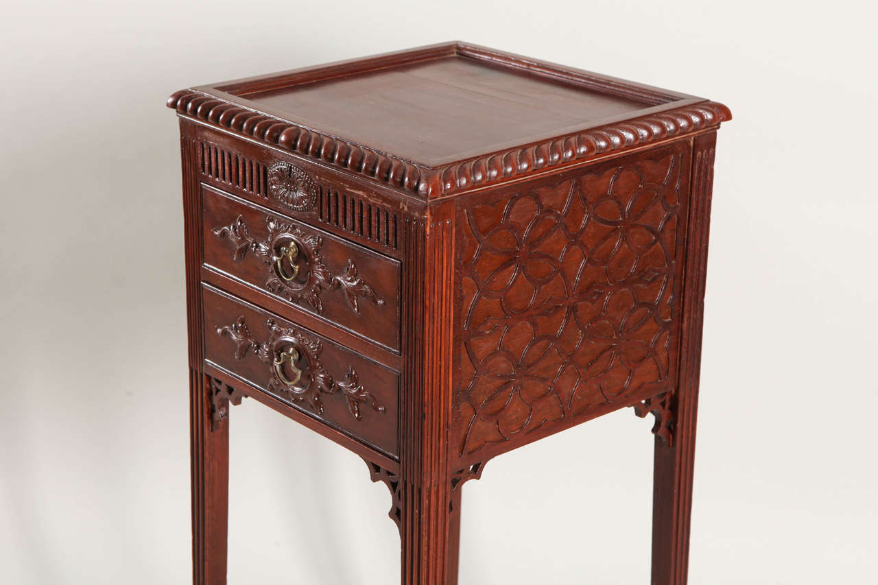 Handwerkstisch aus geschnitztem Mahagoni im George-III-Stil (Englisch) im Angebot