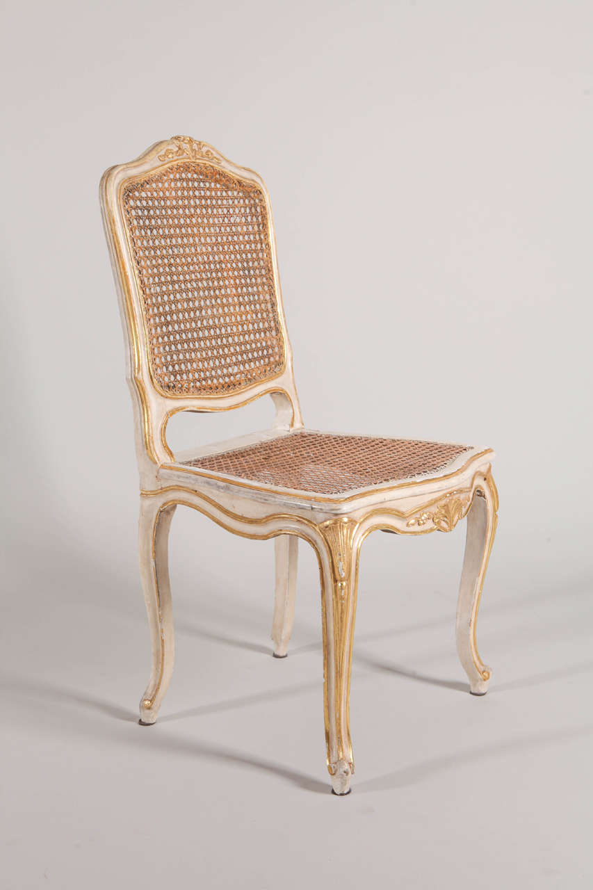 Louis XV Ensemble de six chaises françaises du 19ème siècle peintes en ivoire et dorées à la feuille en vente