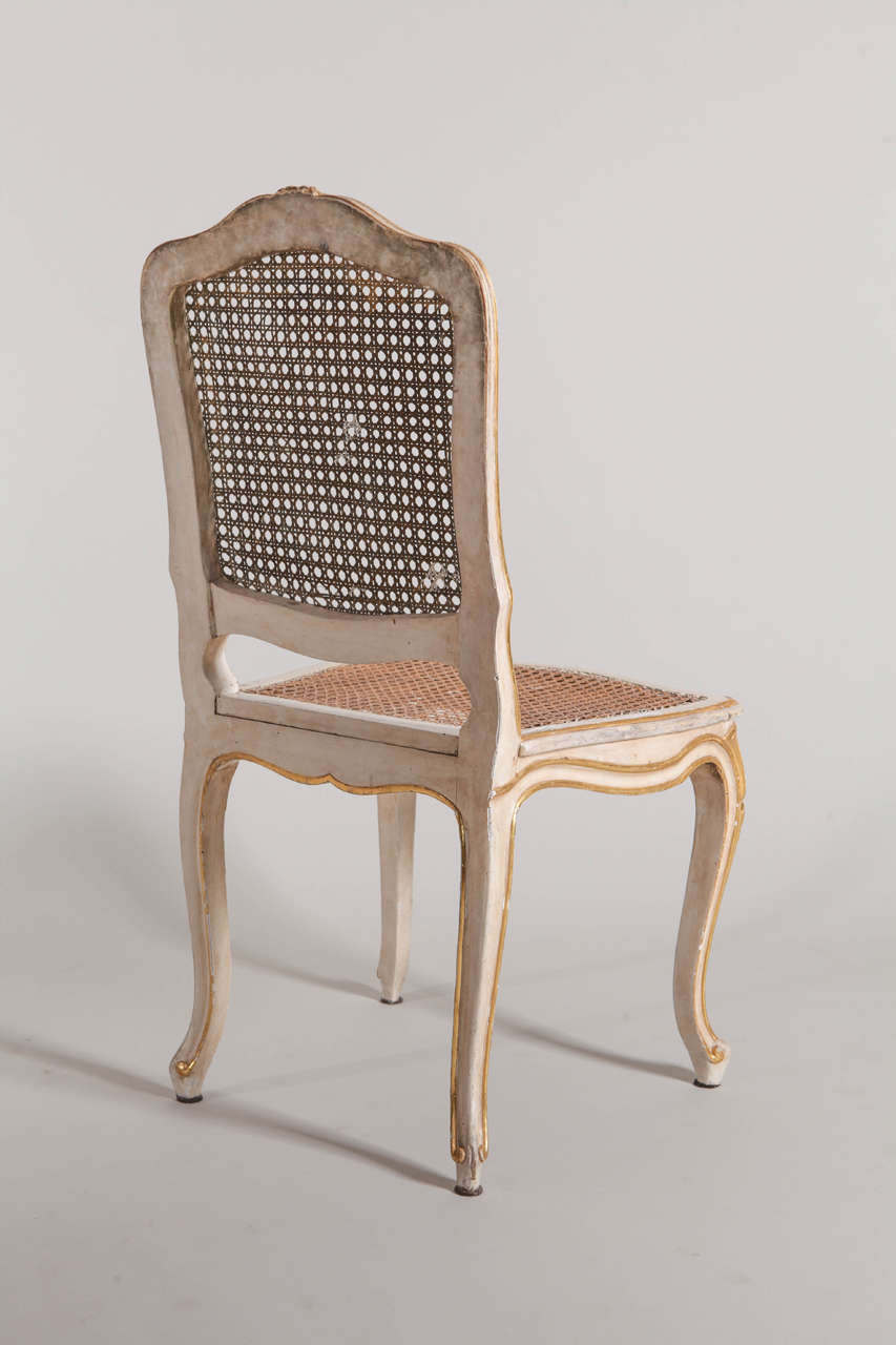 Ensemble de six chaises françaises du 19ème siècle peintes en ivoire et dorées à la feuille Bon état - En vente à Rome, IT