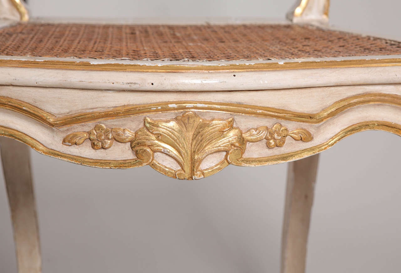XIXe siècle Ensemble de six chaises françaises du 19ème siècle peintes en ivoire et dorées à la feuille en vente