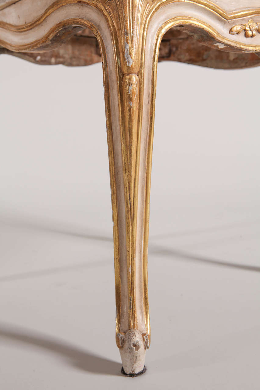 Ensemble de six chaises françaises du 19ème siècle peintes en ivoire et dorées à la feuille en vente 1