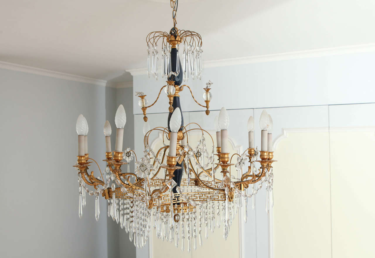 Lámpara de cristal y bronce dorado de estilo neoclásico del siglo XIX, de doce luces, centrada con cristal azul opalino.