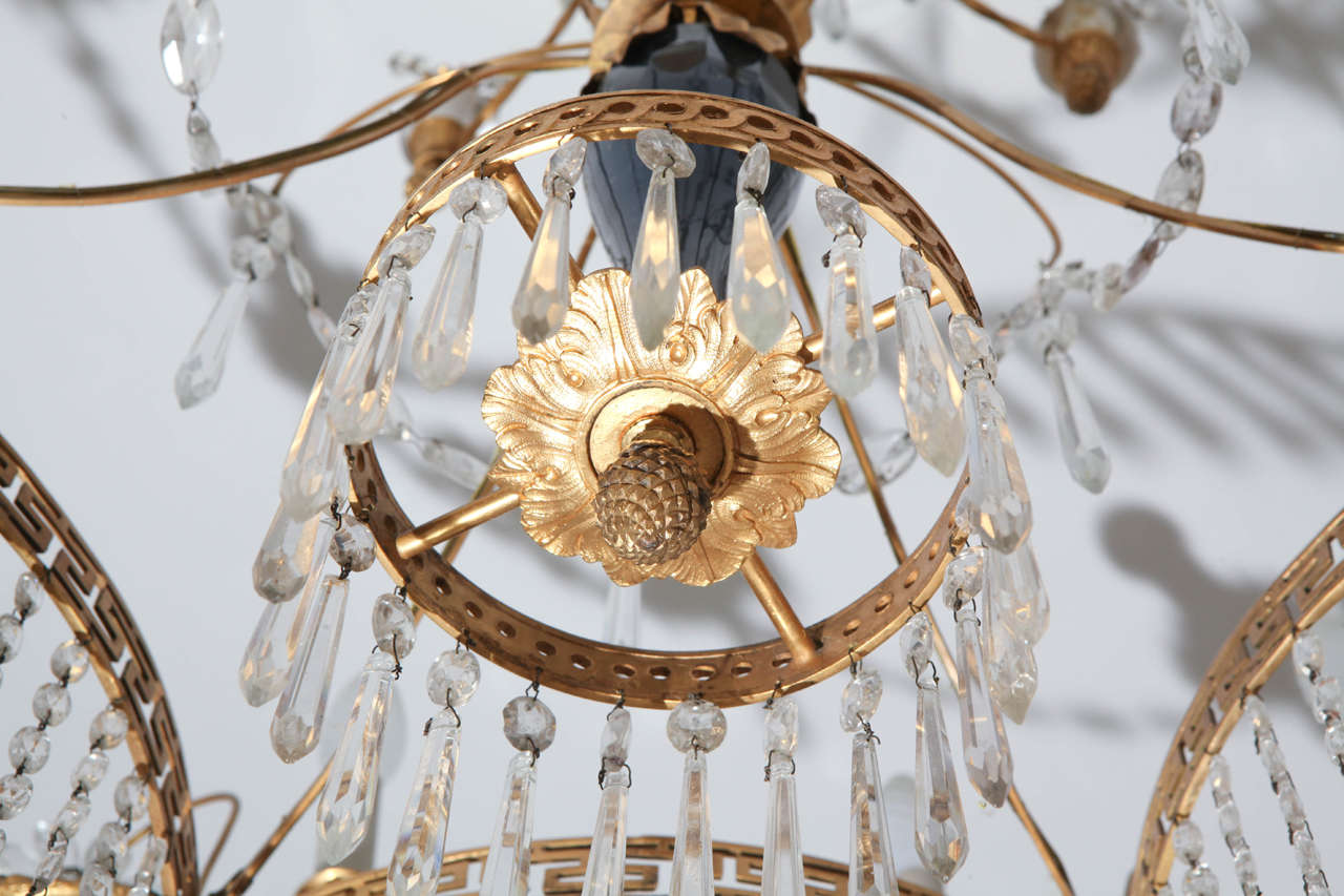 Neoklassizistischer Kronleuchter aus Kristall und vergoldeter Bronze des 19. Jahrhunderts mit zwölf Lichtern im Zustand „Gut“ im Angebot in Rome, IT