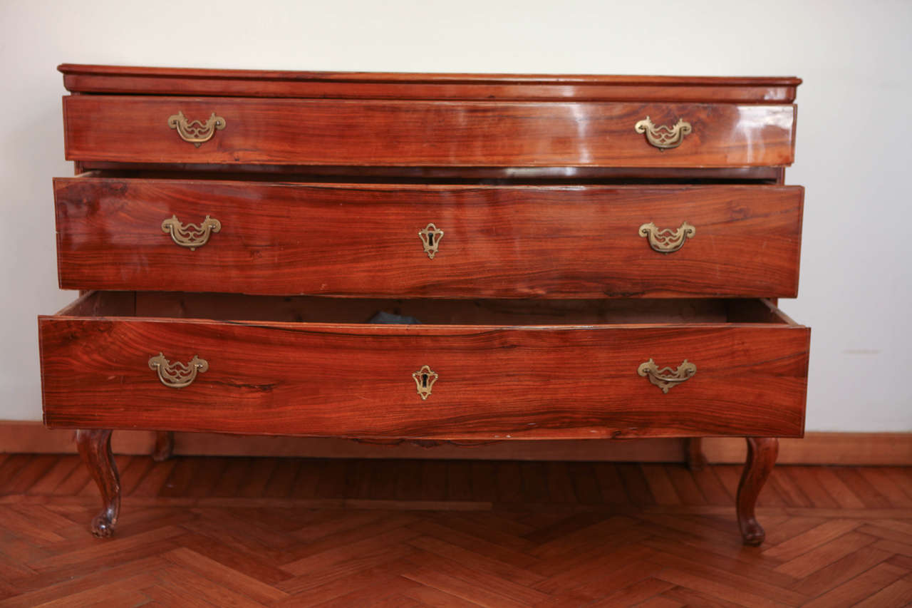 A fine 18th century Venetian fruitwood commodes with three long drawers.
Measures: 132 x 88 x 62 cm.