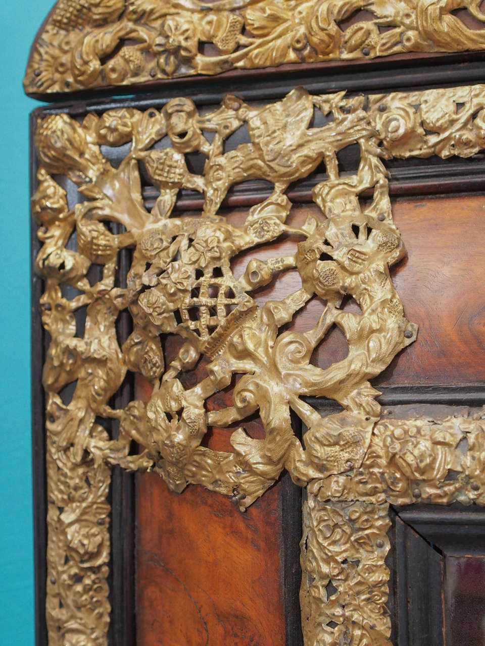 Exceptional Louis XIV Period Burl Walnut and Bronze Mirror, circa 1710 For Sale 2