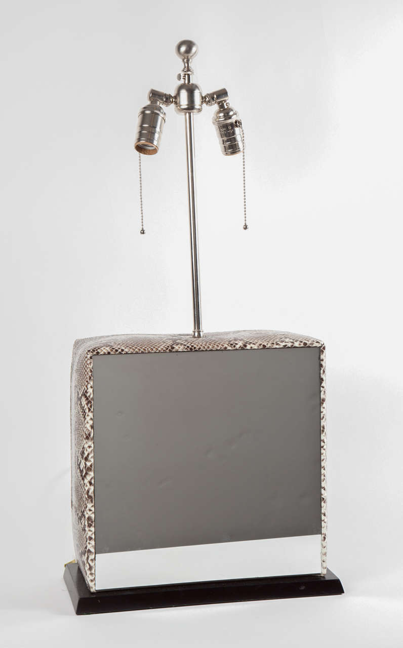 Exceptionnelle paire de lampes box françaises des années 1970, composées de façades et de dos en miroir avec des côtés en python, sur des bases en noyer ébénisé.