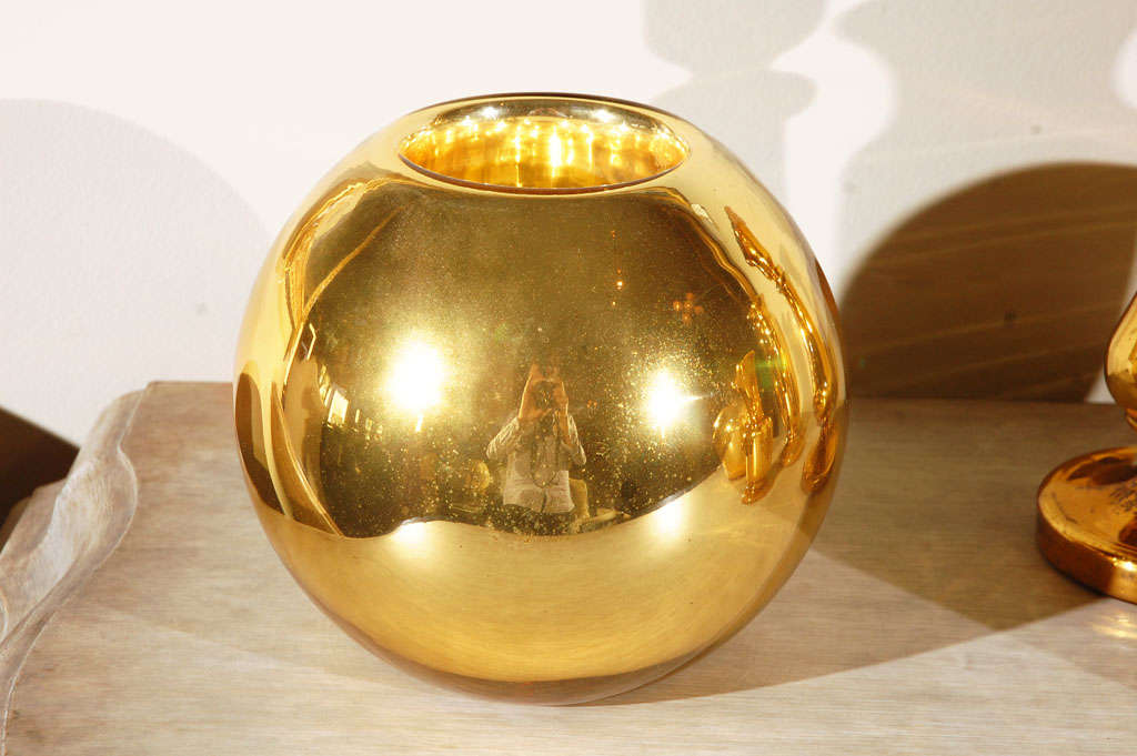 Ein Paar goldene Quecksilberglas-Kerzenleuchter und verschiedene Blumenschalen und Vasen.
Großer Globus Vase Maßnahmen: 8