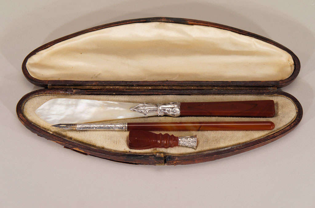 Dieses hübsche dreiteilige Schreibset aus dem 19. Jahrhundert besteht aus einem Kugelschreiber mit Silberspitze, einem Brieföffner aus Perlmutt mit Achatgriff und einem silbernen Verbindungsstück sowie einem detailliert gravierten Tiefdrucksiegel.