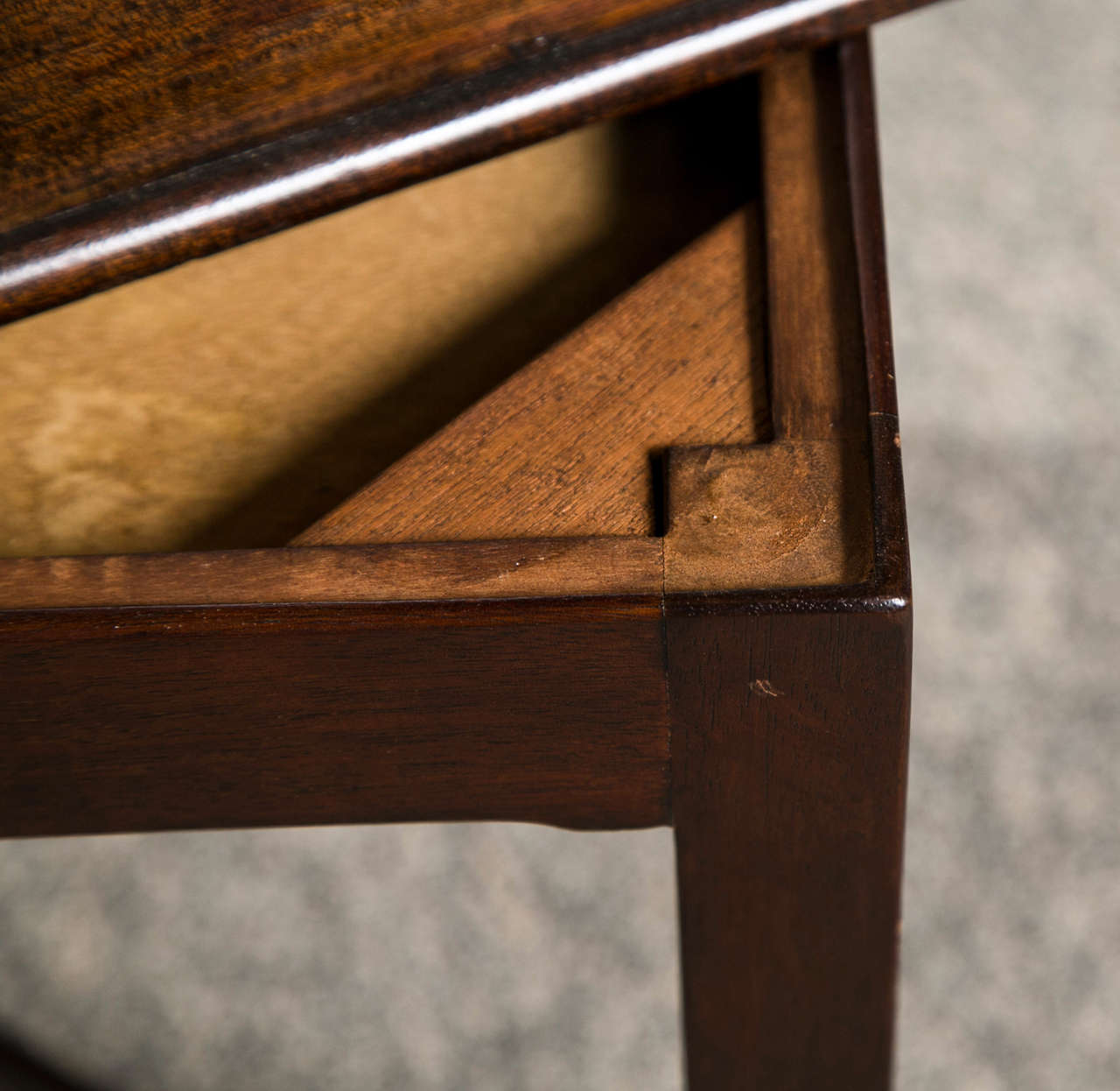 Mahogany Butlers Tray Table, late 19th C., England In Good Condition For Sale In Chappaqua, NY