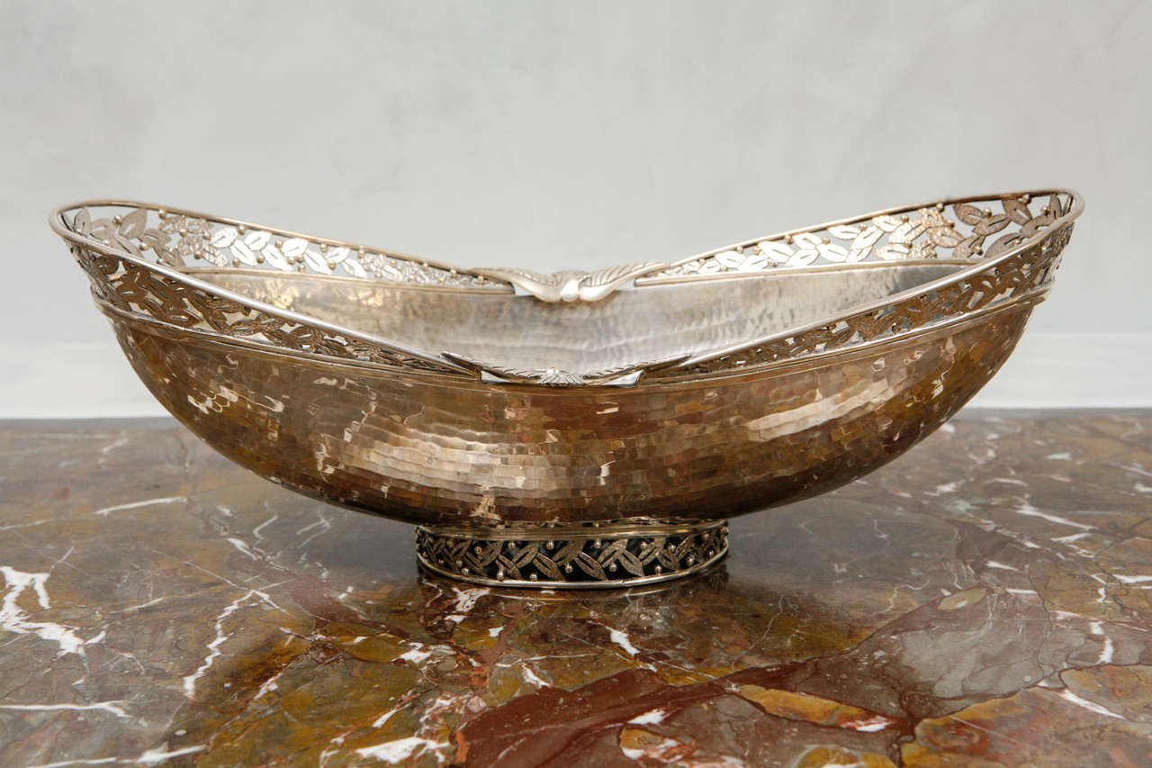 Cuenco contemporáneo de plata de ley martillada a mano, firmado por el artista:  Amelia Castillo  (77 onzas de plata)