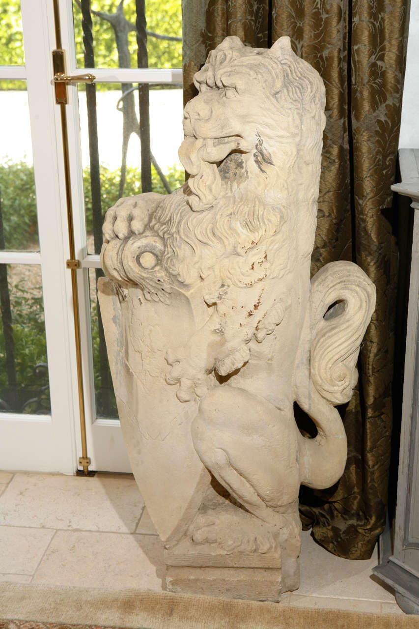 Français Paire de lions en pierre calcaire du 18ème siècle français en vente