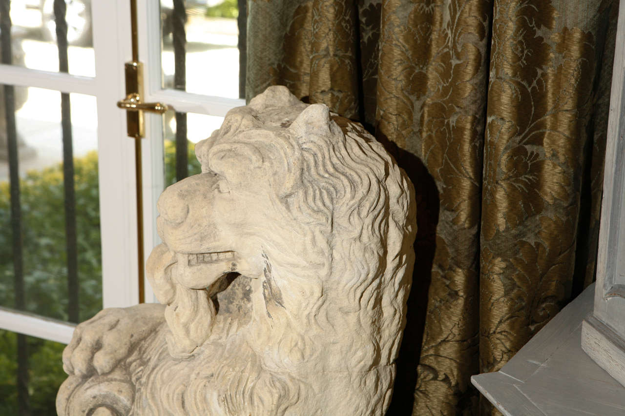 Paire de lions en pierre calcaire du 18ème siècle français Bon état - En vente à Los Angeles, CA