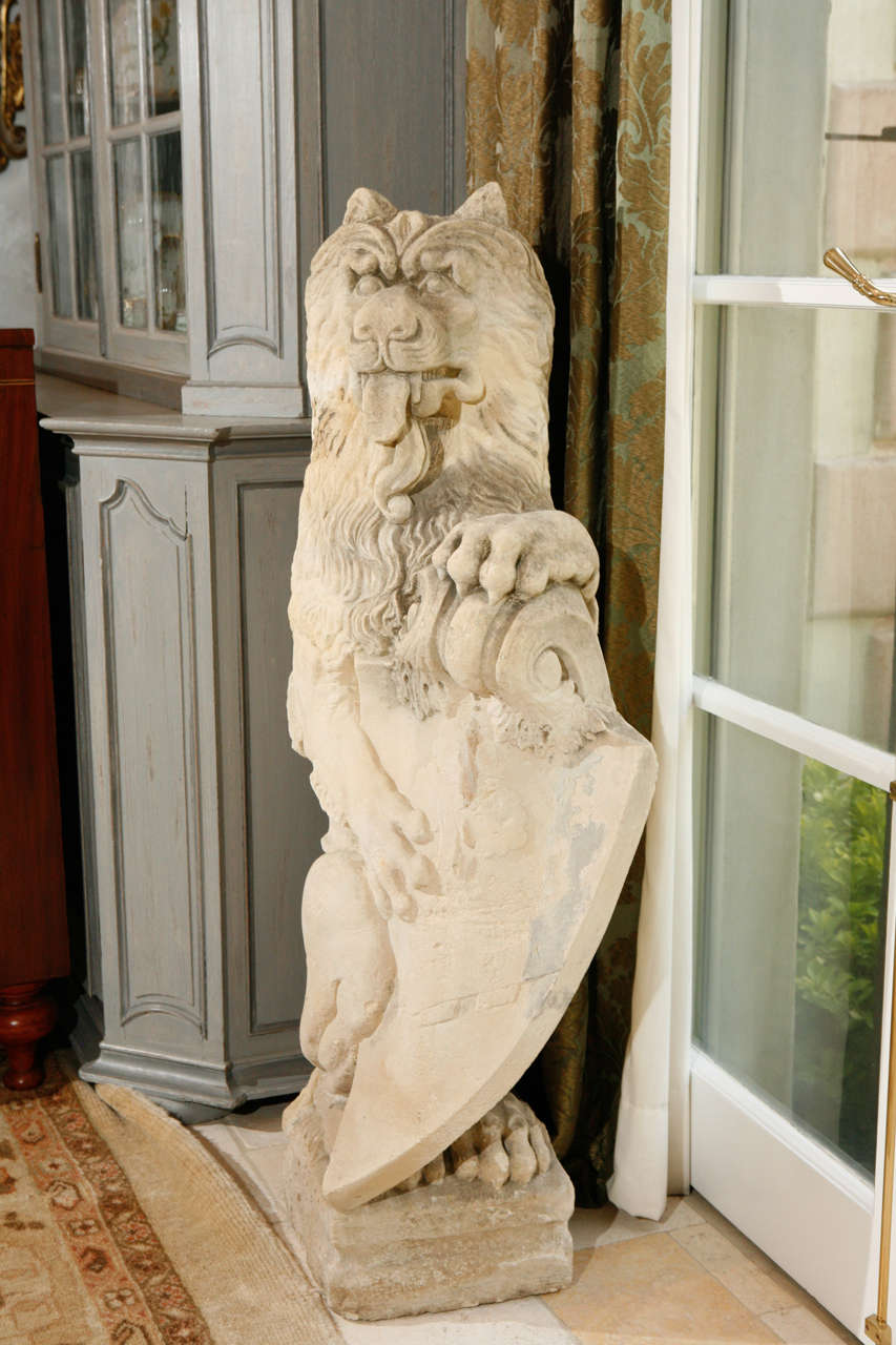 XVIIIe siècle et antérieur Paire de lions en pierre calcaire du 18ème siècle français en vente