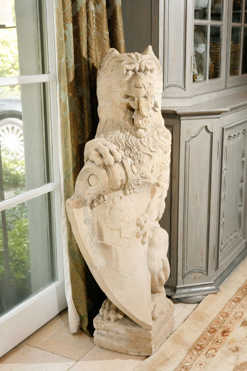 Calcaire Paire de lions en pierre calcaire du 18ème siècle français en vente