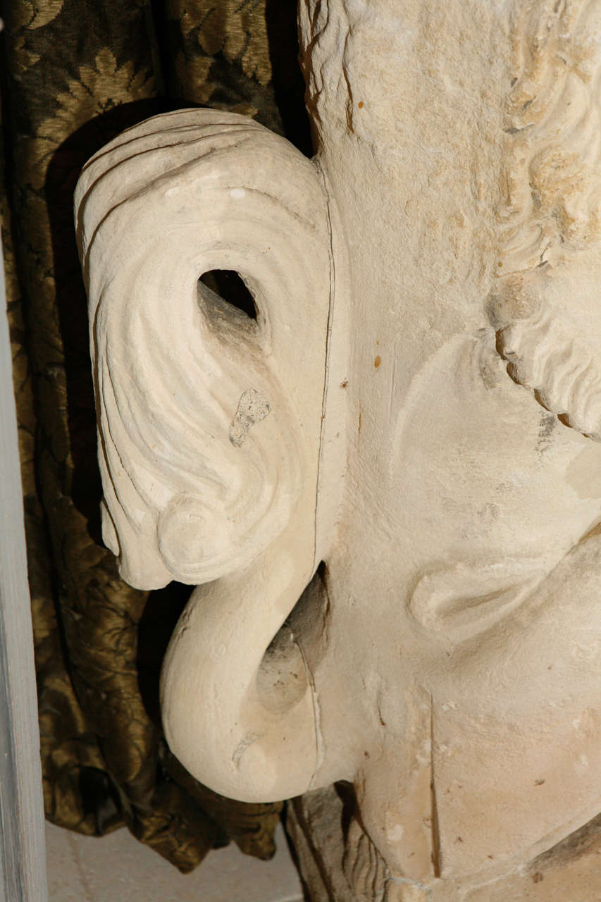 Paire de lions en pierre calcaire du 18ème siècle français en vente 1