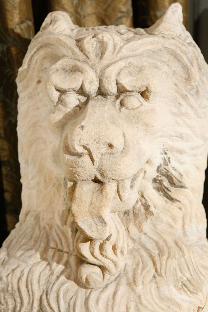 Paire de lions en pierre calcaire du 18ème siècle français en vente 3