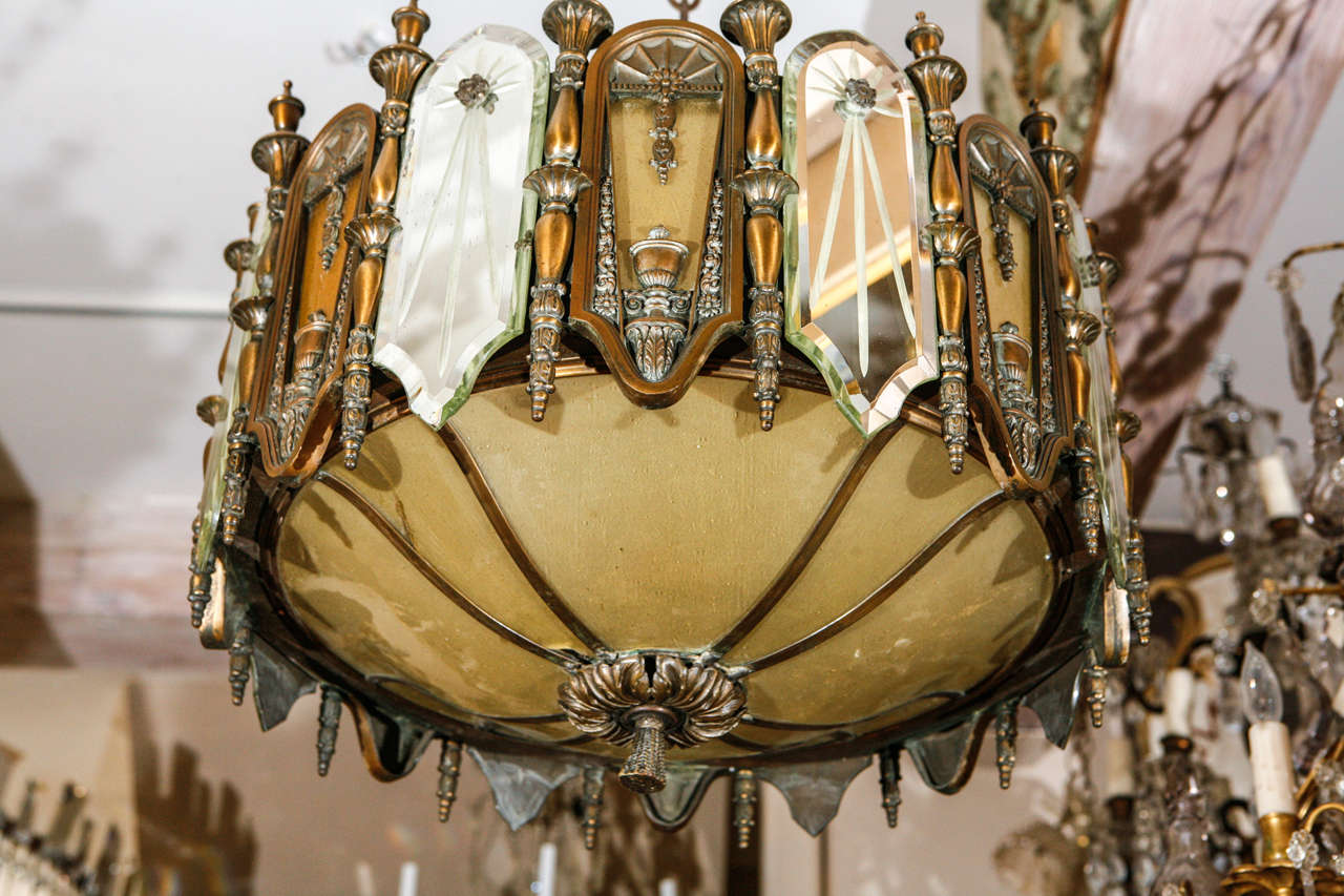 Kronleuchter aus Bronze und verspiegeltem Glas aus den 1930er Jahren (Mitte des 20. Jahrhunderts) im Angebot