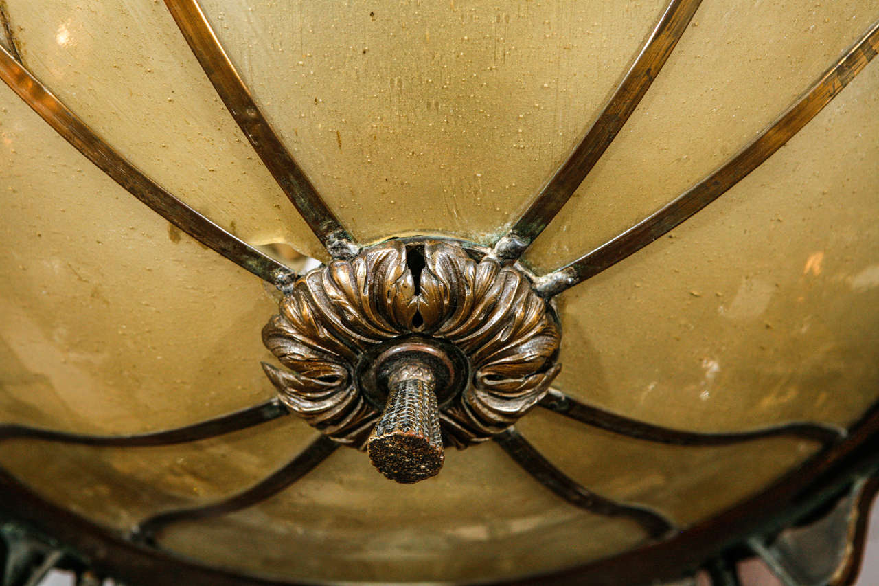 Kronleuchter aus Bronze und verspiegeltem Glas aus den 1930er Jahren im Angebot 1