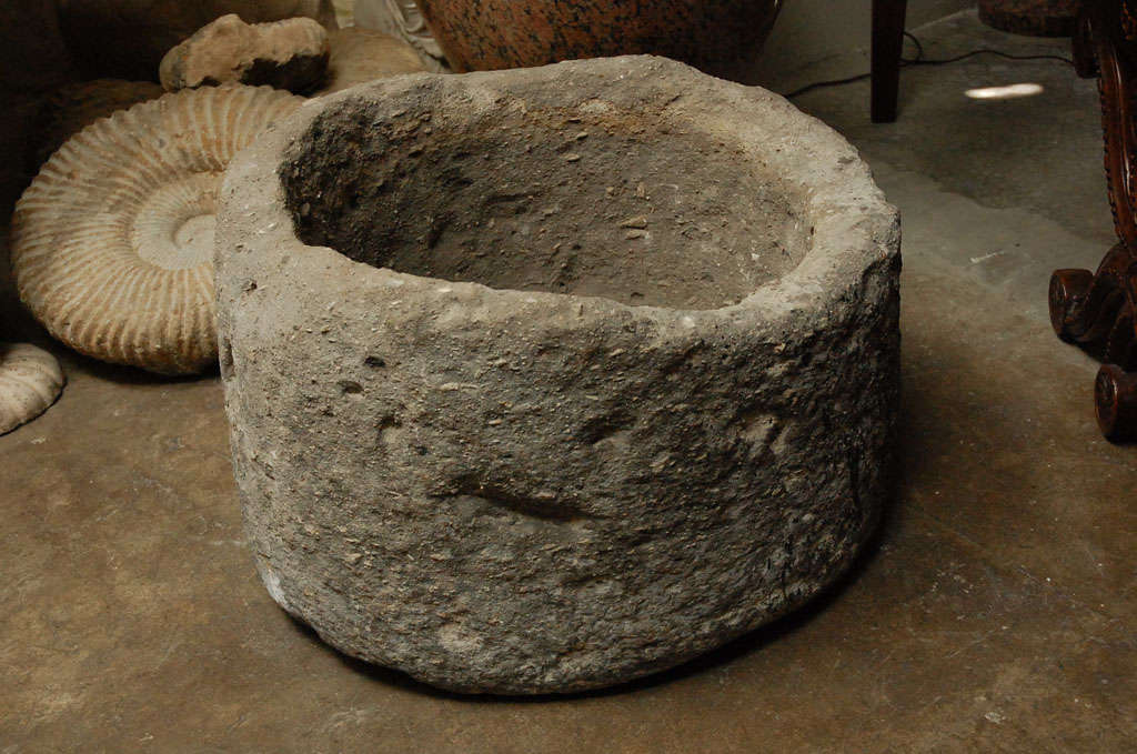macetero de piedra antiguo