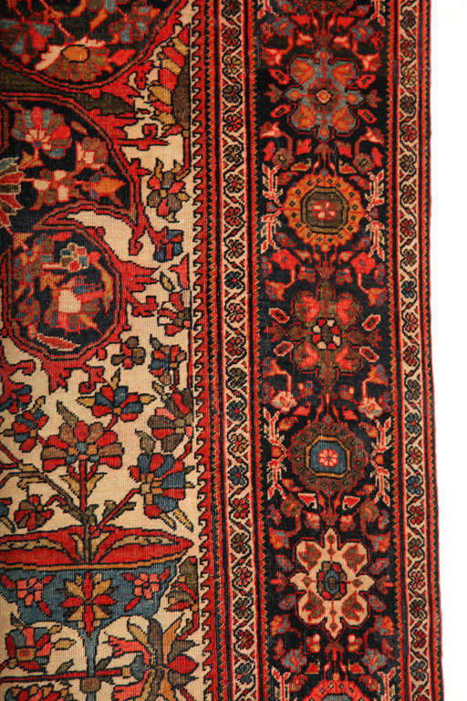 XIXe siècle Tapis persan Fereghan des années 1890, laine, rouge, vert, bleu, crème, 4' x 6' en vente
