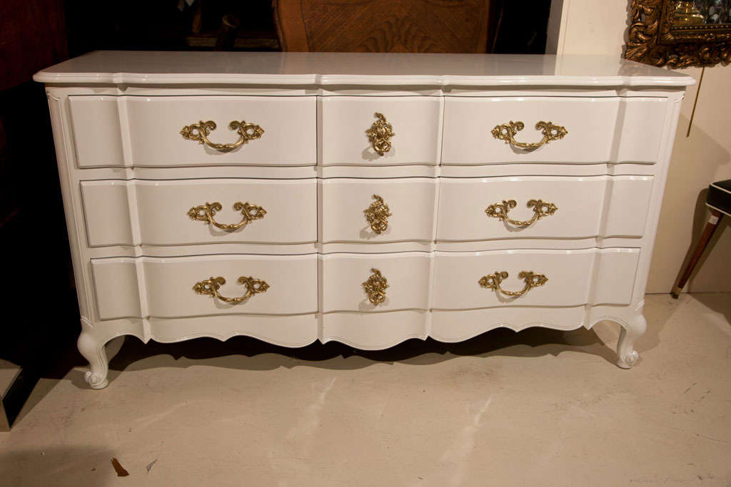 Beautiful French Louis XV style glossy white lacquered dresser, 20th century, raised on short cabriole legs.