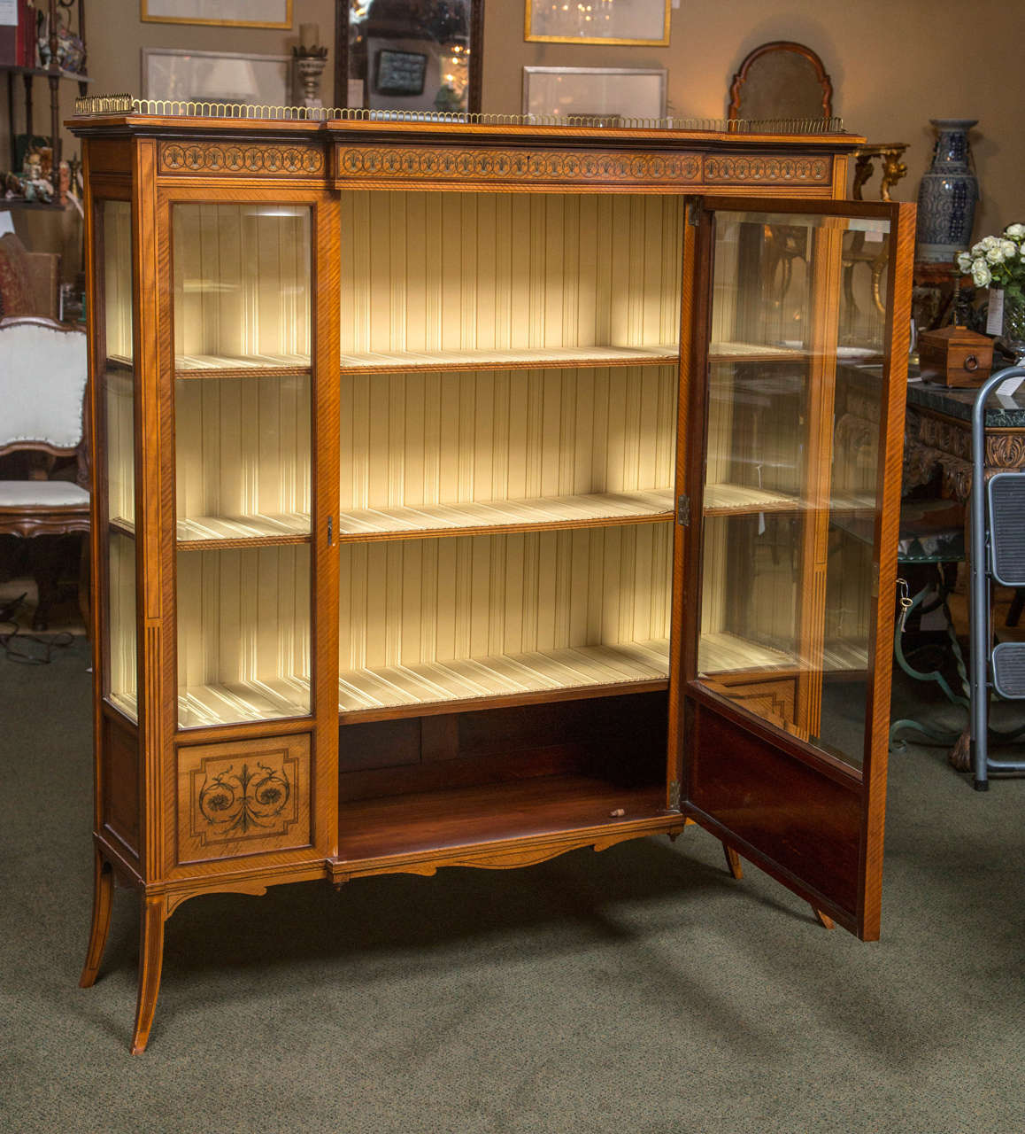 Satinwood Edwardian Cabinet by Edwards & Roberts In Good Condition For Sale In Stamford, CT