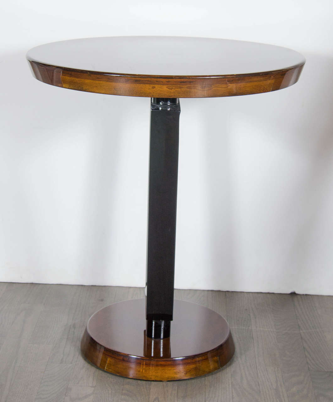 Art Deco Streamlined Occasional or Side Table in Black Lacquer and Walnut In Excellent Condition In New York, NY