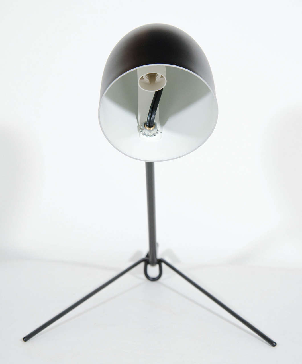 Modernist Desk Lamp In Sculpted Black Enameled Metal Attributed to Serge Mouille In Excellent Condition In Fort Lauderdale, FL