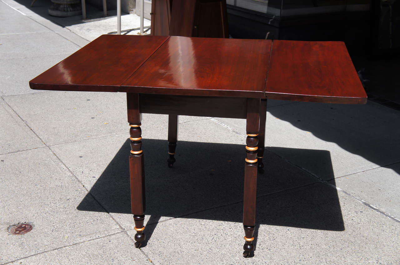 Federal A Fine Early 19th Century Mahogany New York State Drop Leaf Table