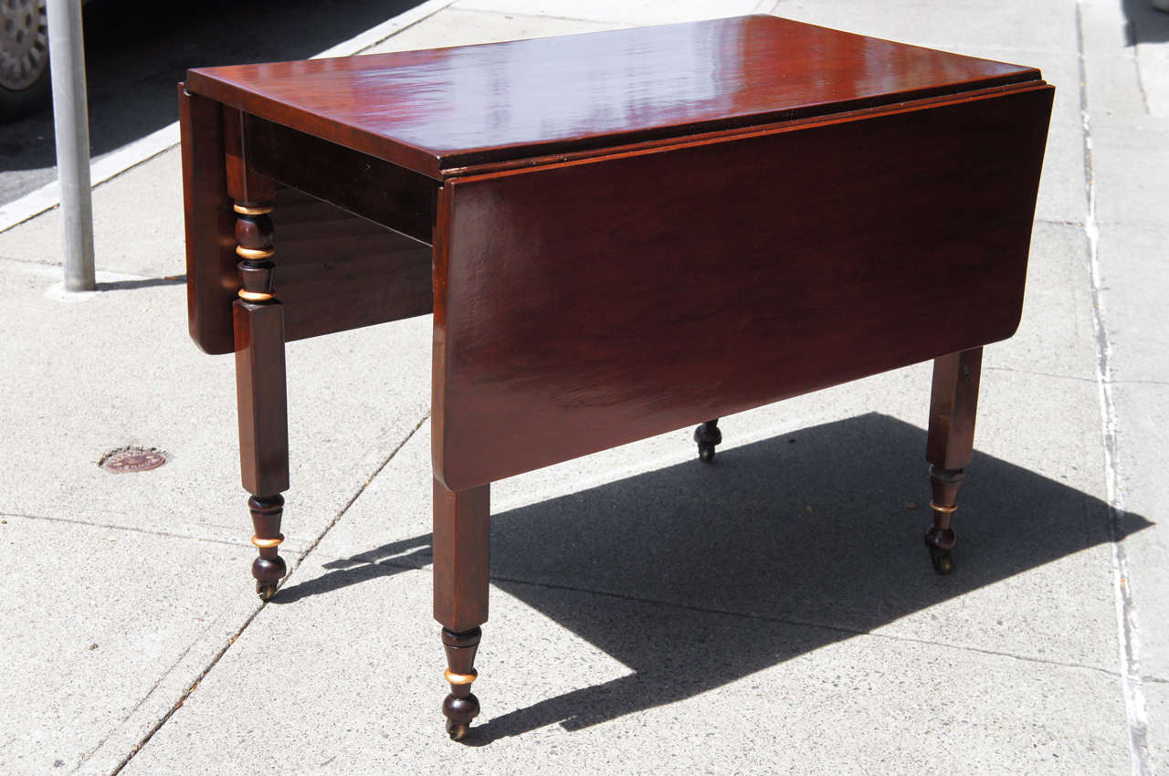 A Fine Early 19th Century Mahogany New York State Drop Leaf Table 2
