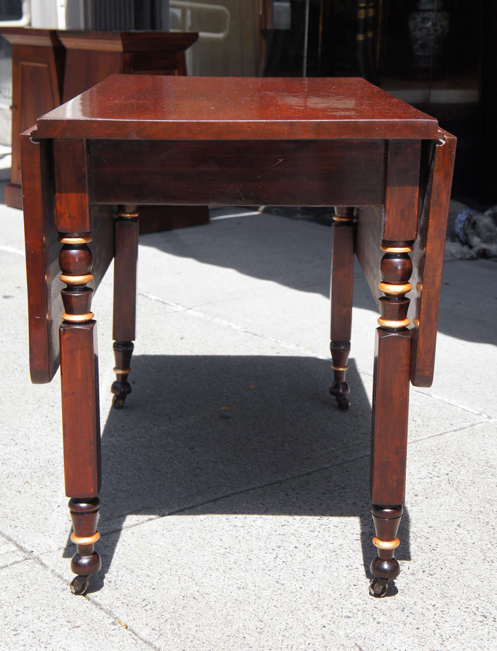 A Fine Early 19th Century Mahogany New York State Drop Leaf Table 3