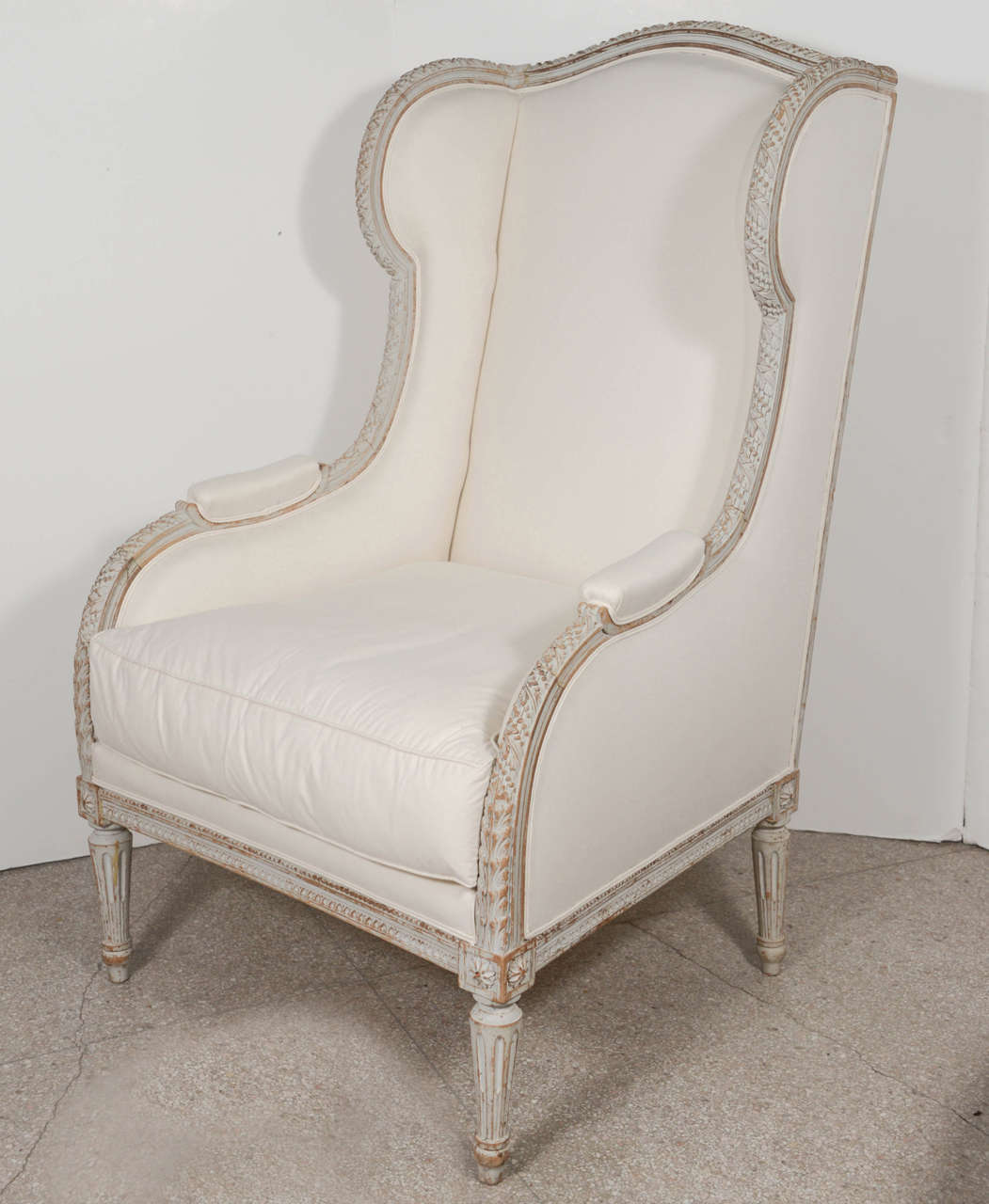 Beautiful Carved Frame
Original White Painted Wood
Very Comfortable and Sturdy
New Upholstery