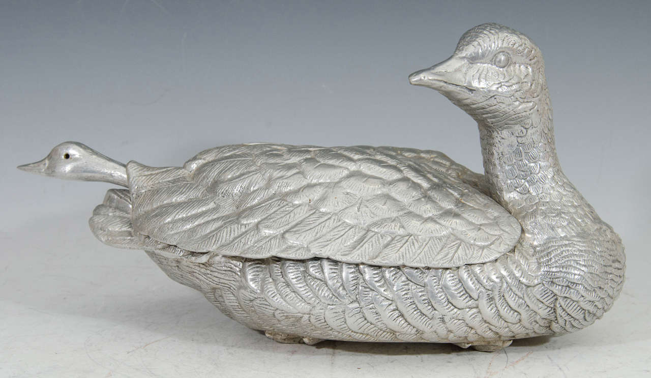 Soupière à canard vintage en aluminium Arthur Court avec un caneton comme louche reposant à l'arrière de la mère canard. Estampillé sur le fond.

Veuillez consulter nos autres refroidisseurs à vin, seaux à glace et articles de service Arthur