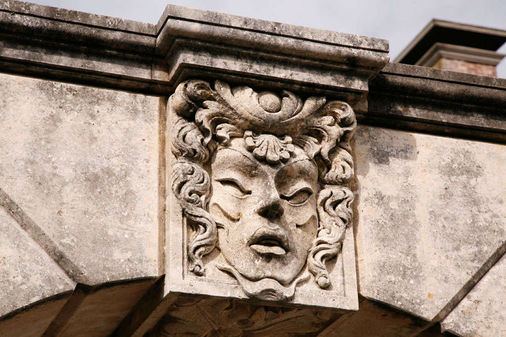 A carved limestone arch In Good Condition In Baambrugge, NL