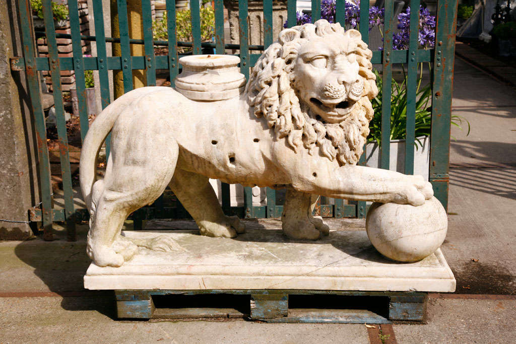 A pair of carved marble lions 4