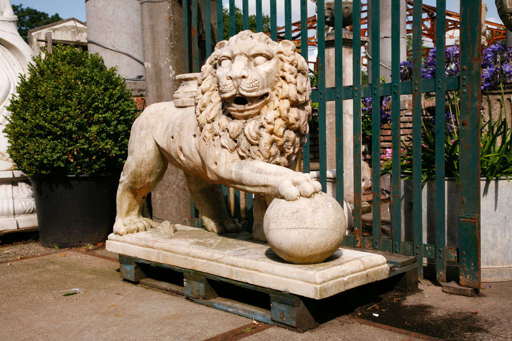 A pair of carved marble lions In Good Condition In Baambrugge, NL