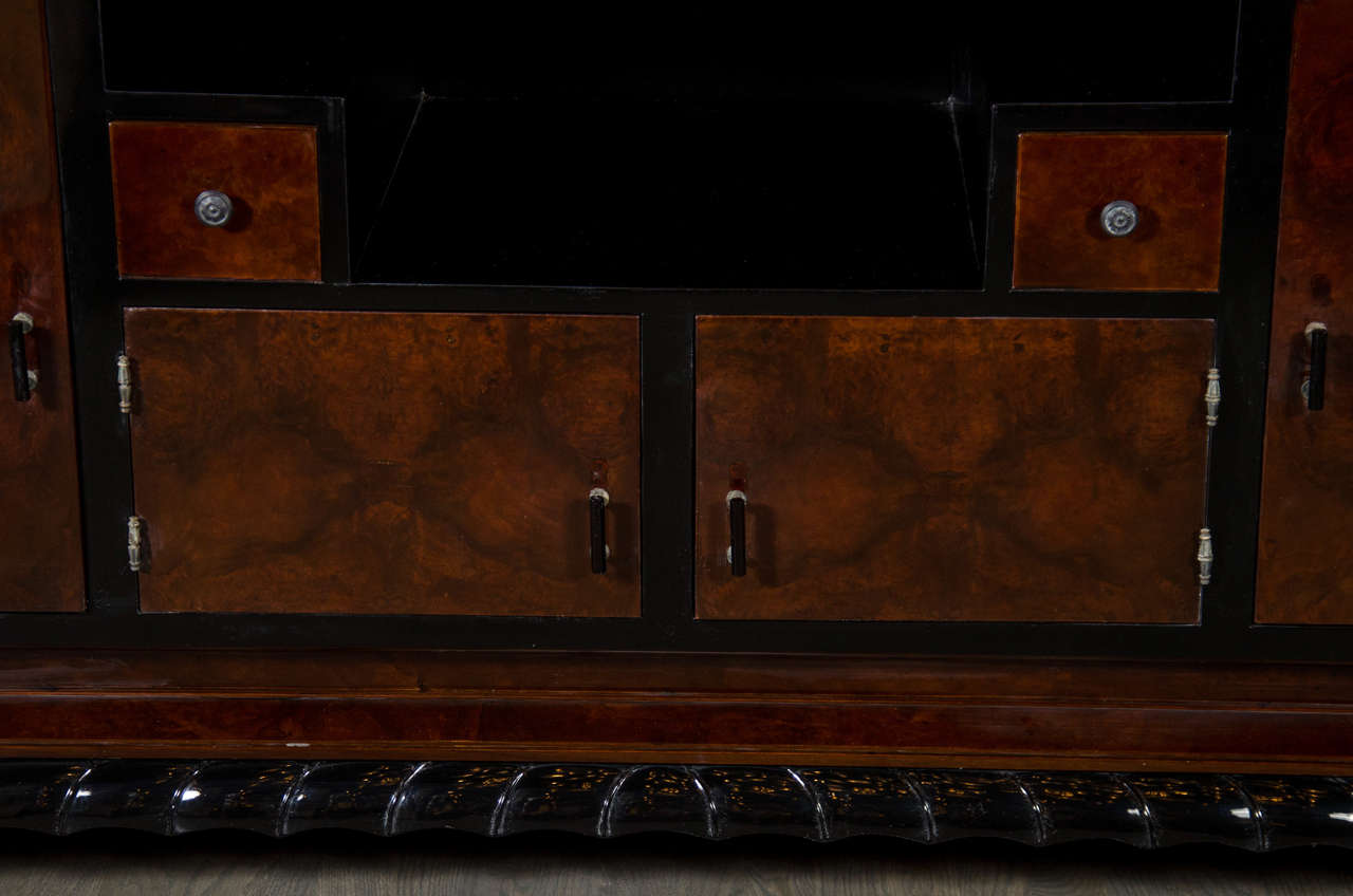 Italian Exceptional Art Deco Sideboard in Bookmatched Burl Walnut and Central Niche