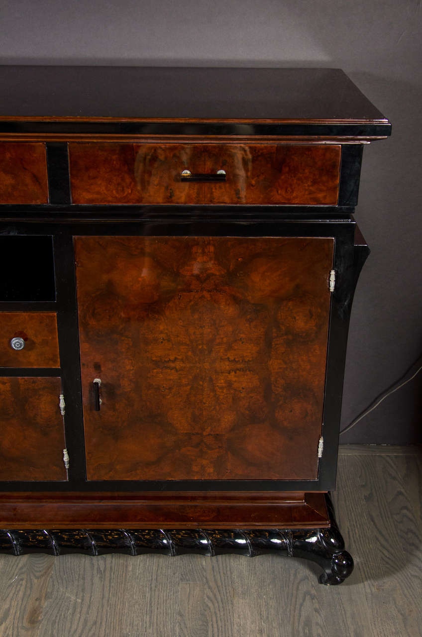 Exceptional Art Deco Sideboard in Bookmatched Burl Walnut and Central Niche In Excellent Condition In New York, NY