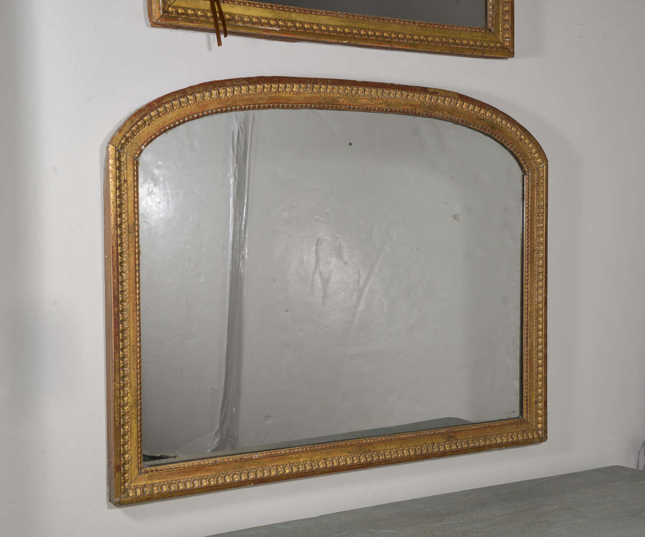 miroir d'époque Louis XVI du XVIIIe siècle, de forme unique.