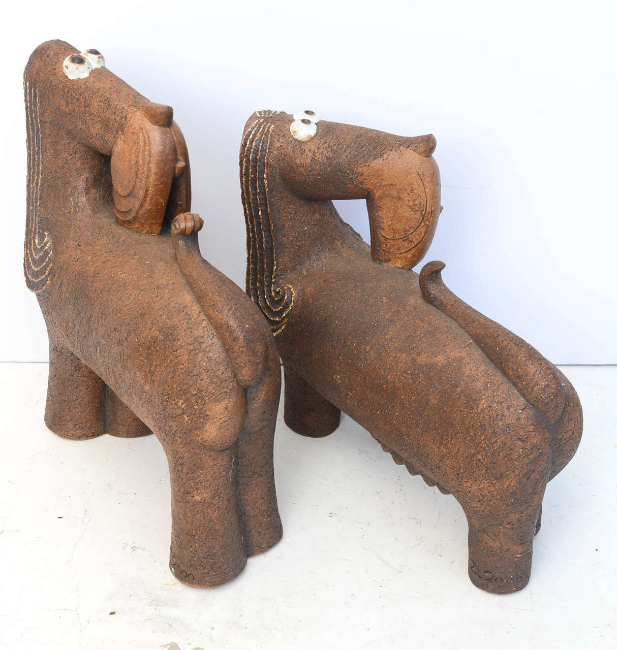 Moderne  Ensemble de deux sculptures de teckel en faïence artisanale  en vente