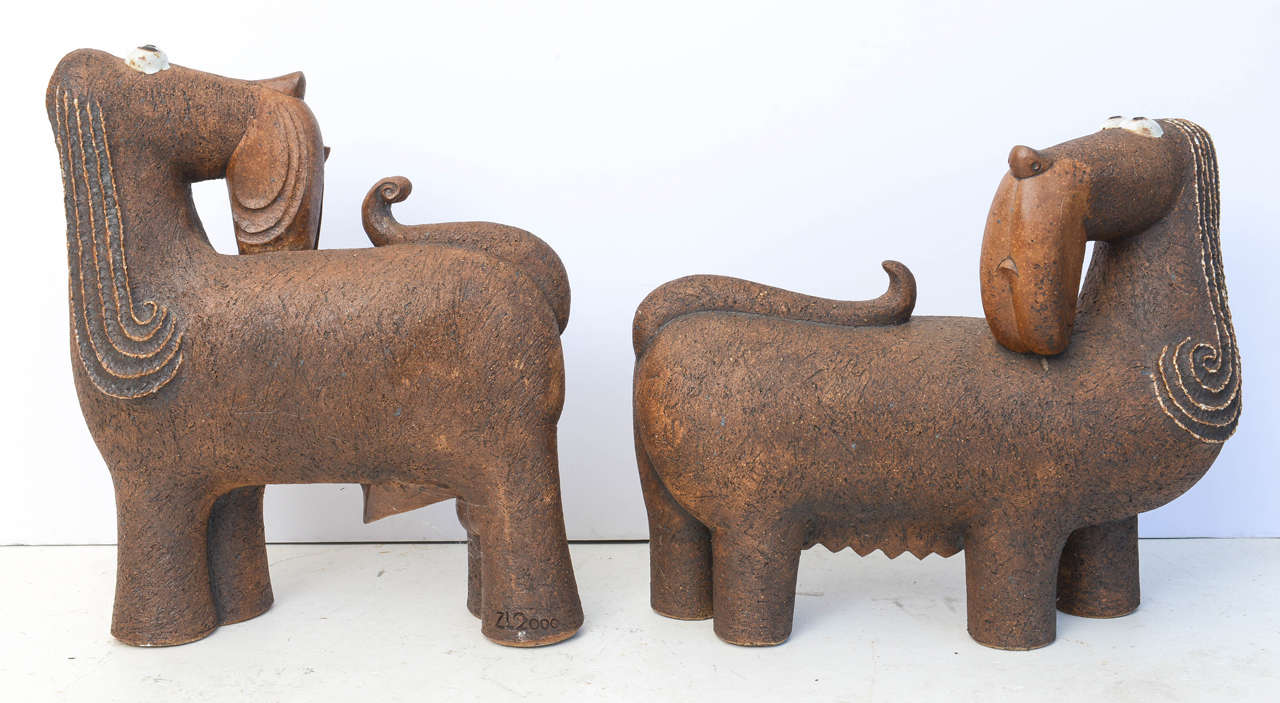20ième siècle  Ensemble de deux sculptures de teckel en faïence artisanale  en vente