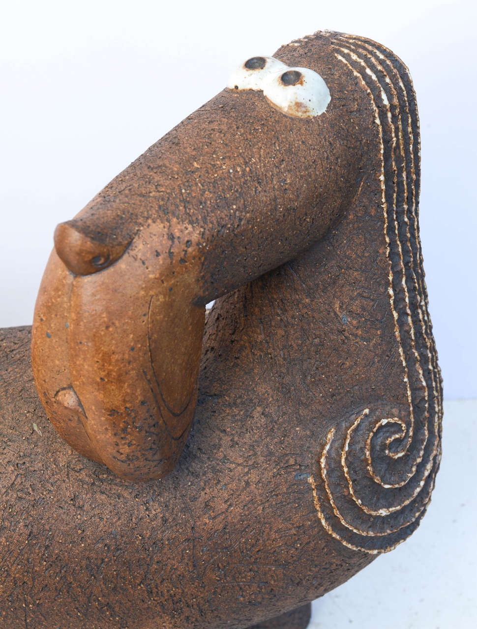Terre cuite  Ensemble de deux sculptures de teckel en faïence artisanale  en vente