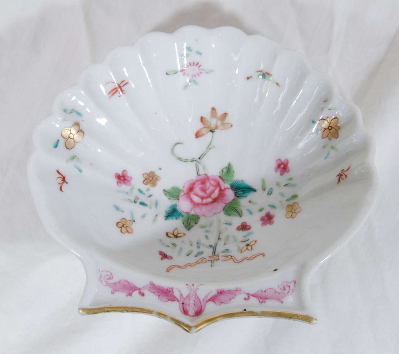 We are pleased to offer this pair of delicate shell shaped Chinese export dishes made in the 18th century. They are painted in soft famille rose colors featuring a pink peony among green and turquoise leaves. 
Dimensions: 5.5